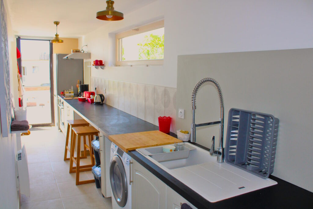 un équipement complet lave-linge combiné sèche-linges , lave-vaisselle ,four, plaques induction, grand réfrigérateur -congélateur, micro-ondes, cafetière, bouilloire, hotte, vaisselles et ustensiles nécessaires.